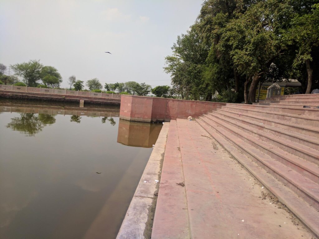 Shri Hit Mansarovar Vrindavan (Maant Gaao)